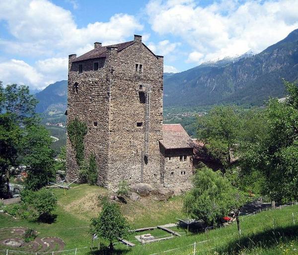 Ehrenfels Castle (Sils im Domleschg)