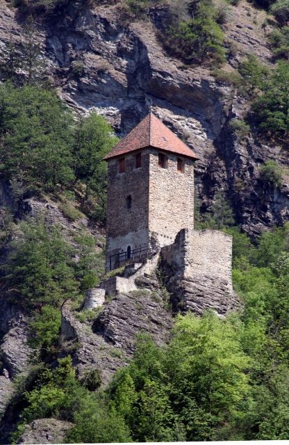 Innerjuvalt Castle (Ruin) (Rothenbrunnen)