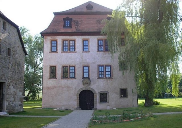 Leuzendorf Castle