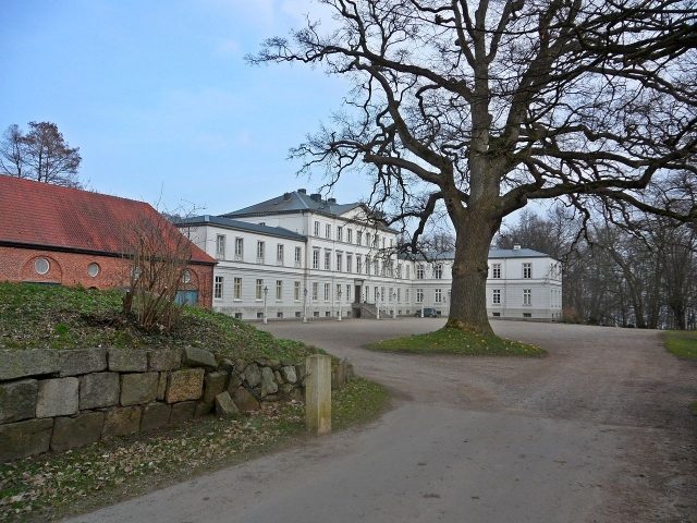 Nehmten Manor