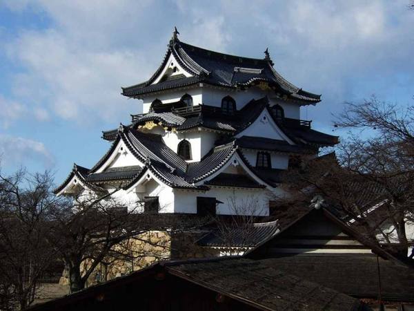 Hikone Castle (彦根城, Hikone-jō)