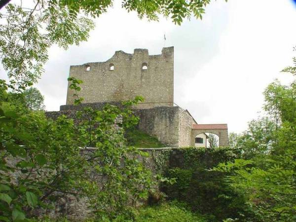 Derneck Castle (Ruin)