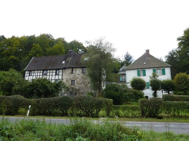 Ahlhausen Manor