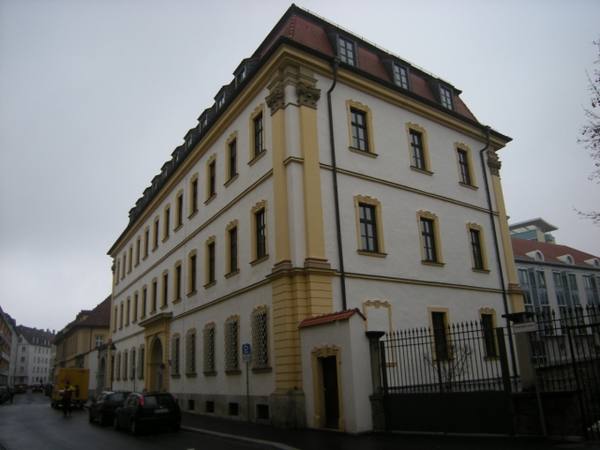 Hutten Palais