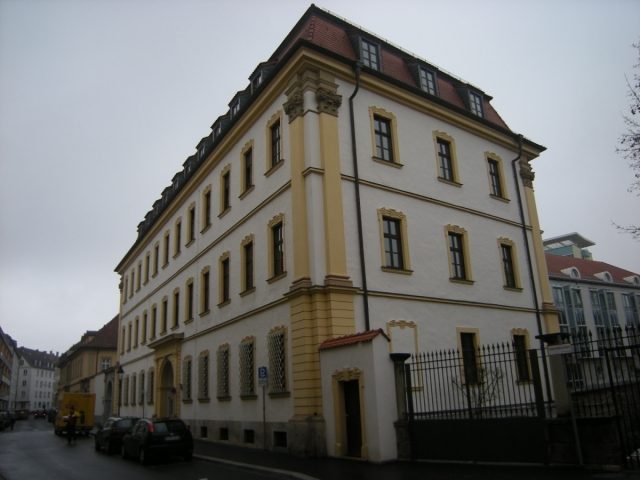 Hutten Palais