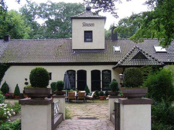 Slousen Manor