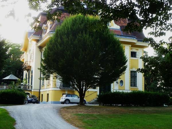 Auhof Castle