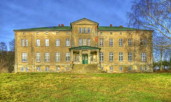 Dersentin Manor