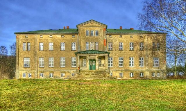 Dersentin Manor