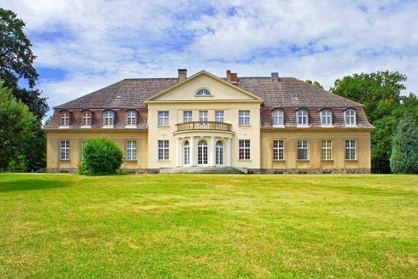 Gevezin Manor