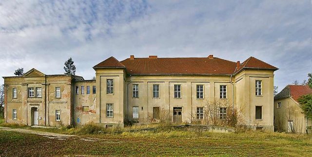 Tentzerow Manor
