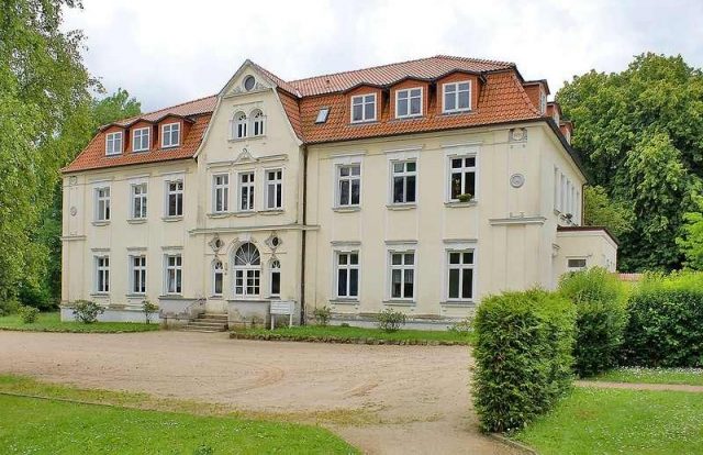 Levitzow Manor