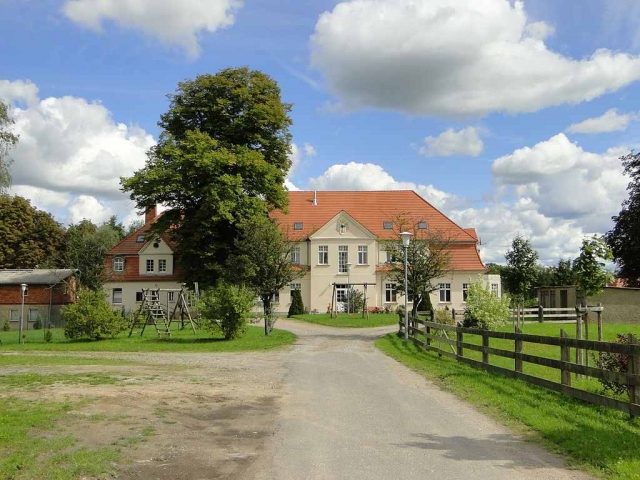 Ave Manor