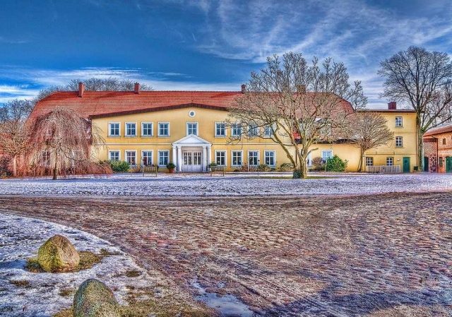 Stolpe Manor