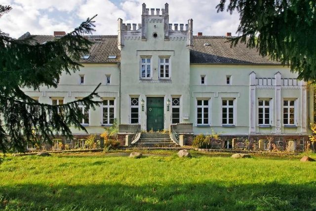 Trissow Manor