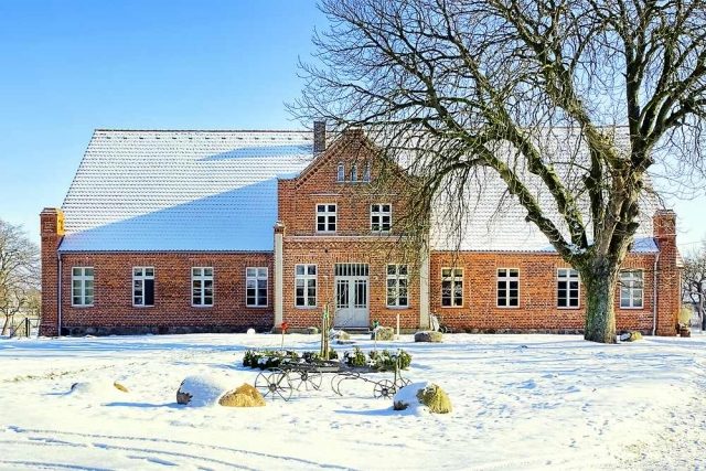 Zwiedorf Manor