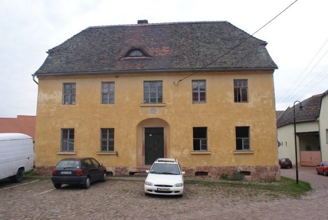 Dobis Manor