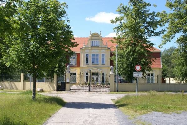 Dolgen Manor