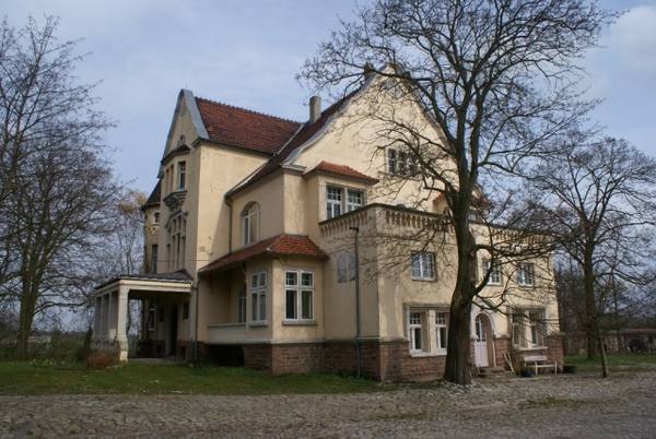 Dreileben Manor