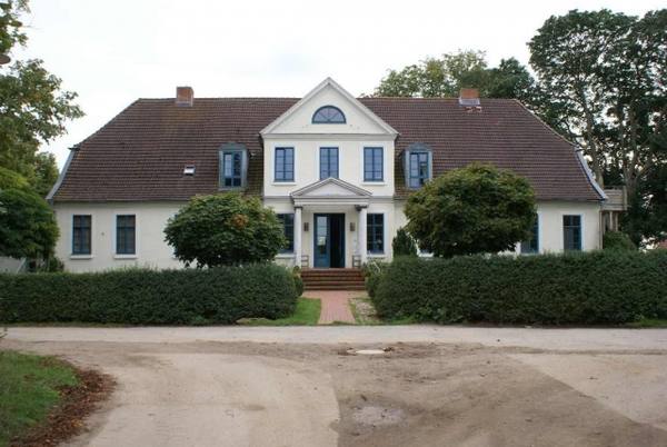 Ilow Manor