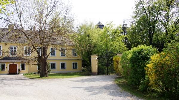 Achau Castle