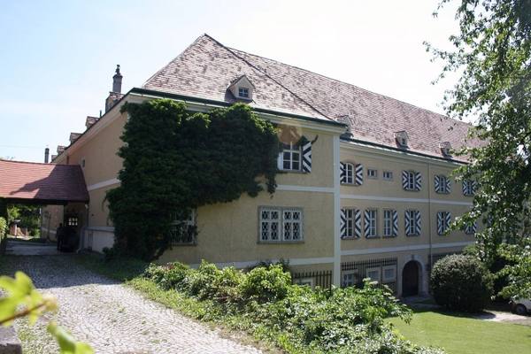 Strelzhof Castle