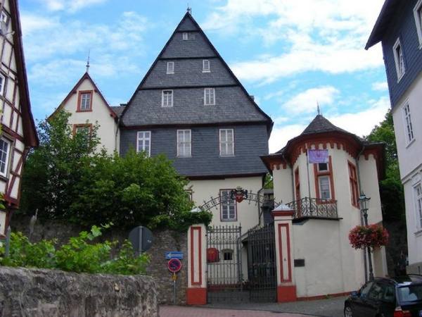 Diez Manor