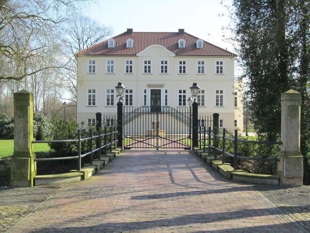 Lage Manor