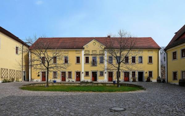Zadel Manor