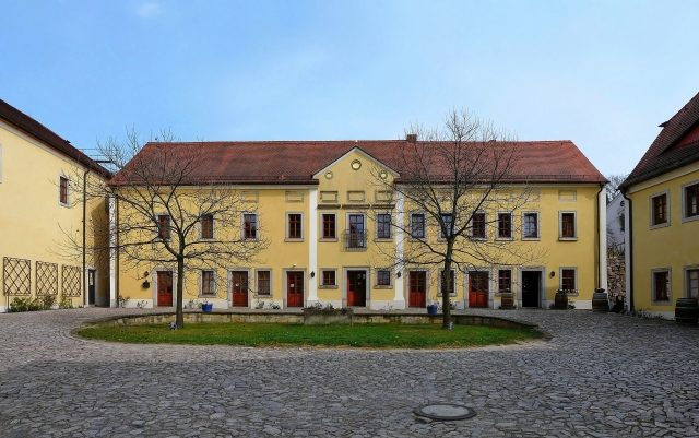 Zadel Manor
