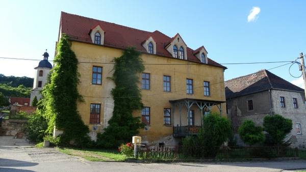 Eulau Manor