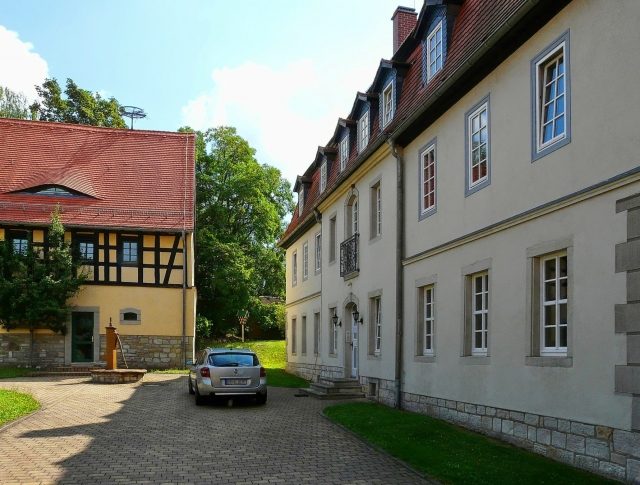 Kleinwischstauden Manor