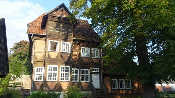 Elze Manor