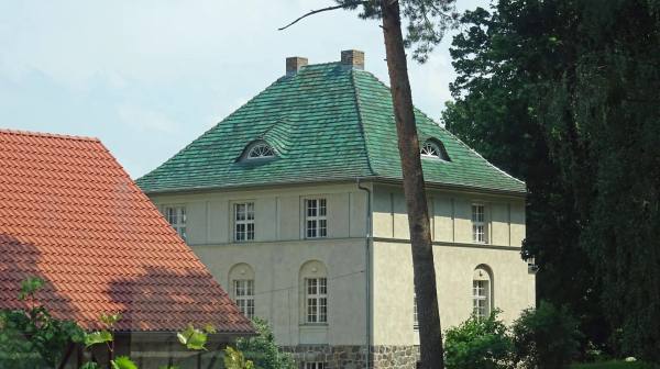 Serwest Manor
