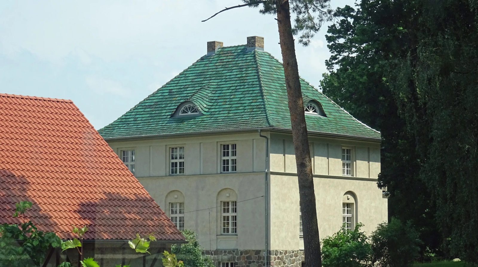 Serwest Manor