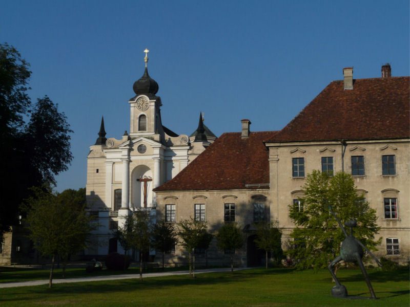 Südflügel des ehemaligen Konventbaus, mit Teilen des ehemaligen Klosterkreuzgangs, jetzt Grundschule