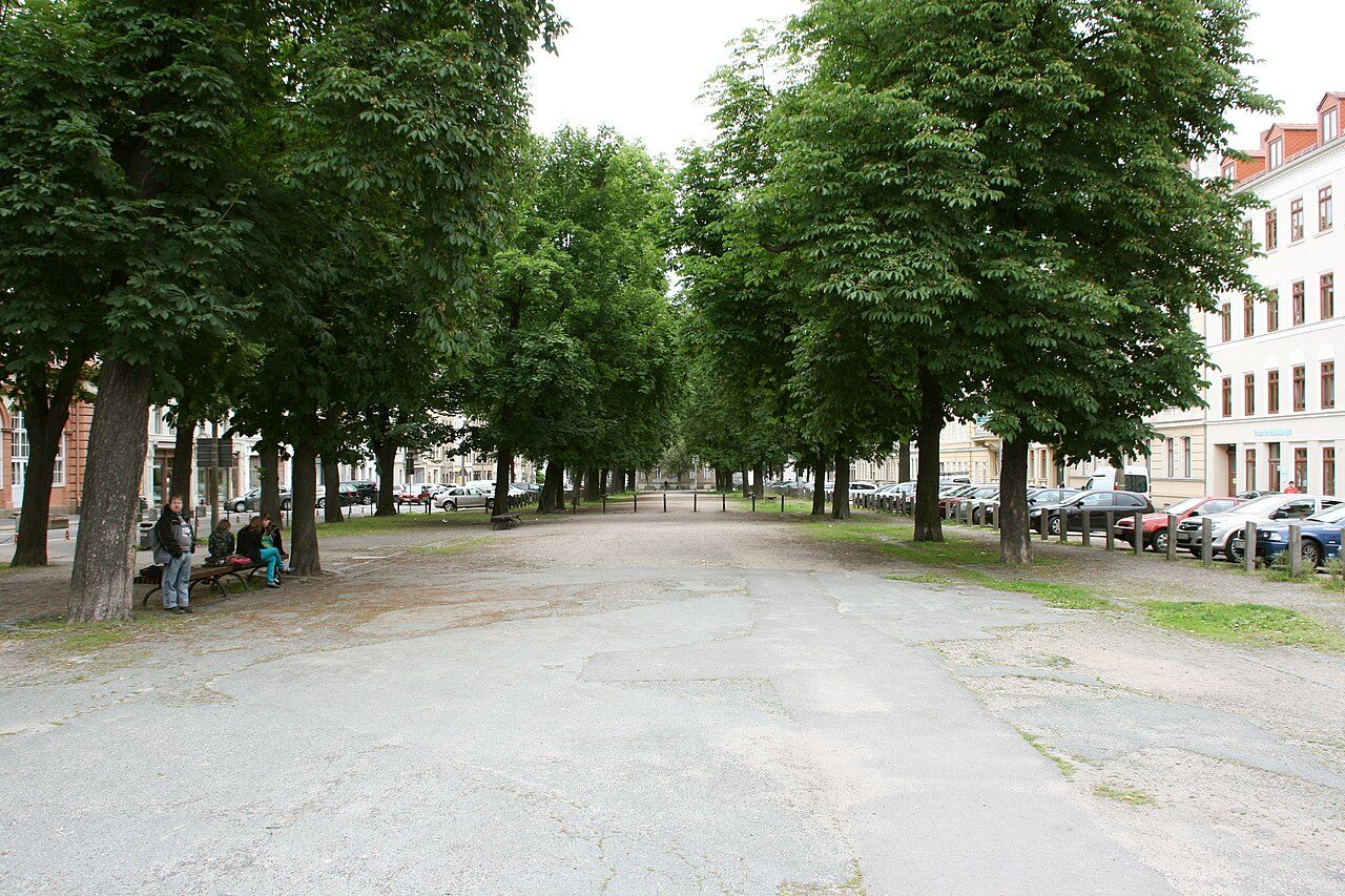 Elisabethstraße; Platzartig aufgeweitete Promenade anstelle der geschleiften Stadtbefestigung, klassizistisch bebaut, mit Doppelallee aus Rosskastanien und Sommer-Linden und mittig angeordnetem Promenadenweg, seitlich davon Rasenstreifen, Straßen u