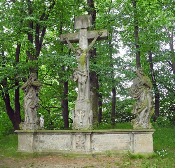 Einzeldenkmal der Sachgesamtheit Kloster St. Marienthal: Kreuzwegstationen mit kolossaler Kreuzigungsgruppe (siehe auch Sachgesamtheitsliste - Obj. 09302180, St. Marienthal 1-12) Stationsberg (nordwestlich vom Kloster St. Marienthal)