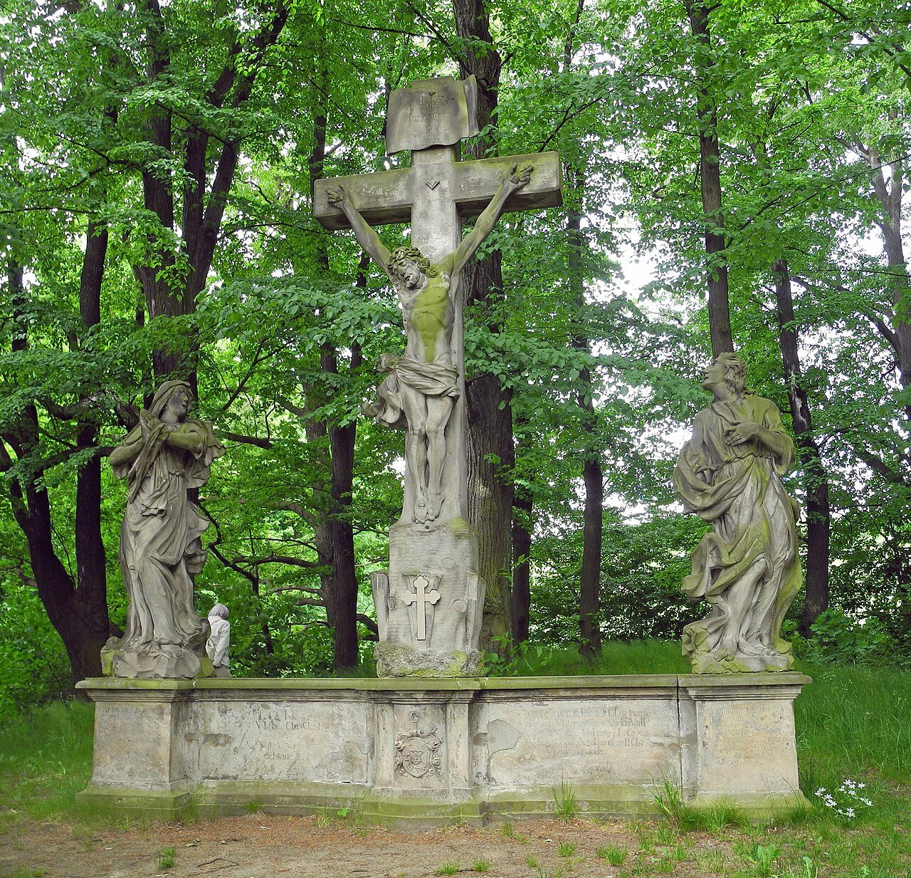 Einzeldenkmal der Sachgesamtheit Kloster St. Marienthal: Kreuzwegstationen mit kolossaler Kreuzigungsgruppe (siehe auch Sachgesamtheitsliste - Obj. 09302180, St. Marienthal 1-12) Stationsberg (nordwestlich vom Kloster St. Marienthal)
