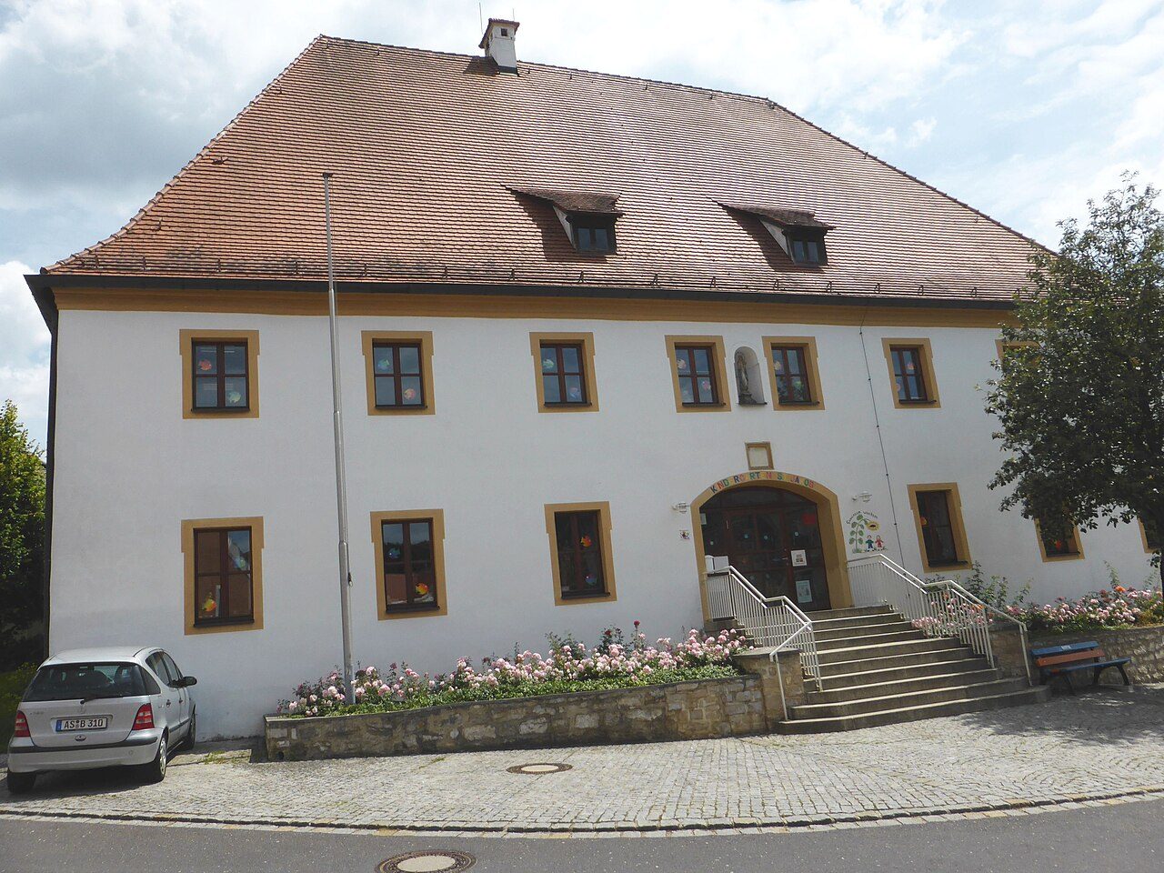 Ehemaliges Forsthaus des Klosters Ensdorf, jetzt katholische Kindergarten