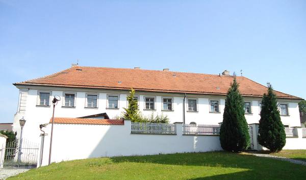 Katholischer Pfarrhof, Vierflügelanlage, ehemaliger Sommersitz des Klosters Waldsassen