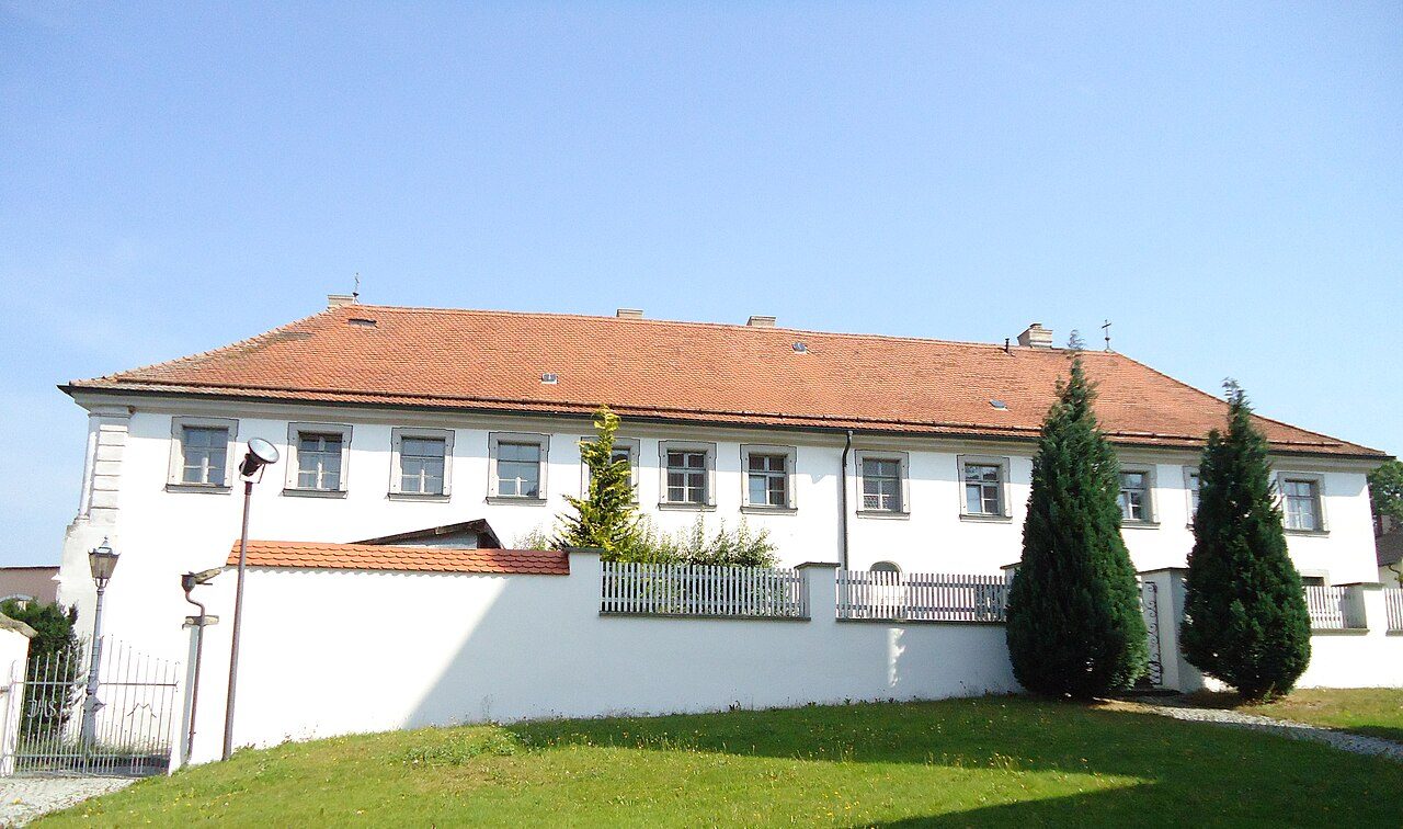 Katholischer Pfarrhof, Vierflügelanlage, ehemaliger Sommersitz des Klosters Waldsassen