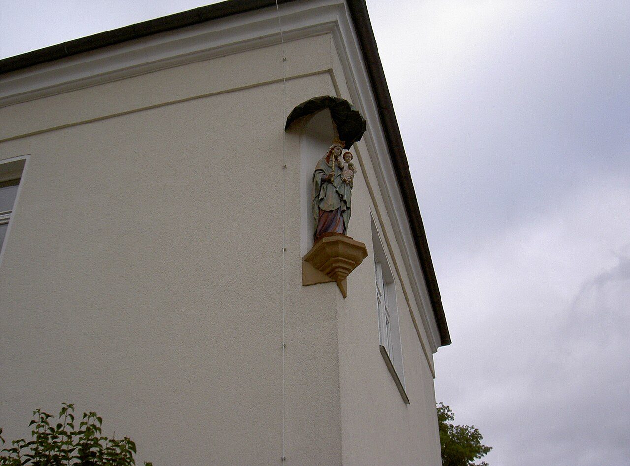 Hausmadonna und Gartengitter beim Kloster der Armen Schulschwestern, jetzt Amtsgericht