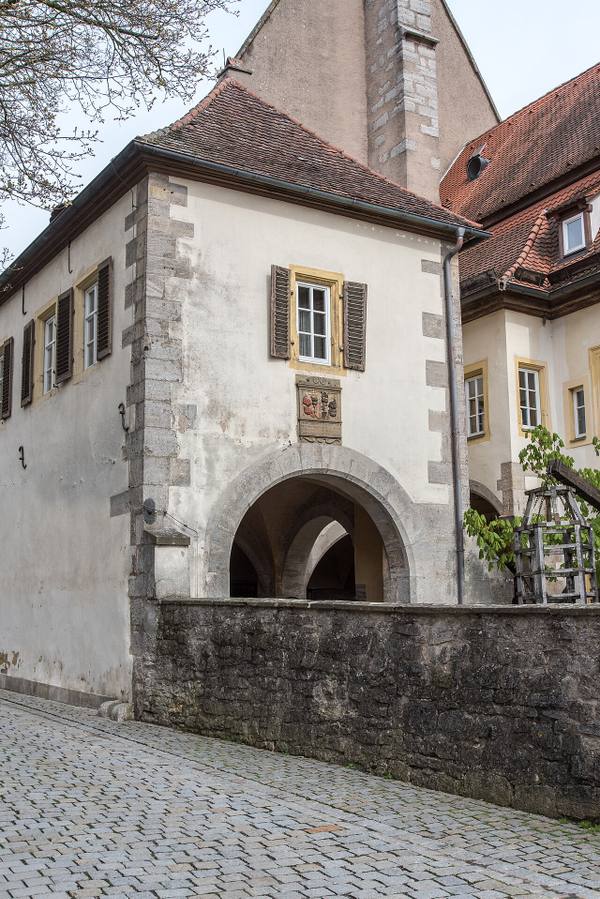 Ehemalige Klostermauer mit Einfahrt