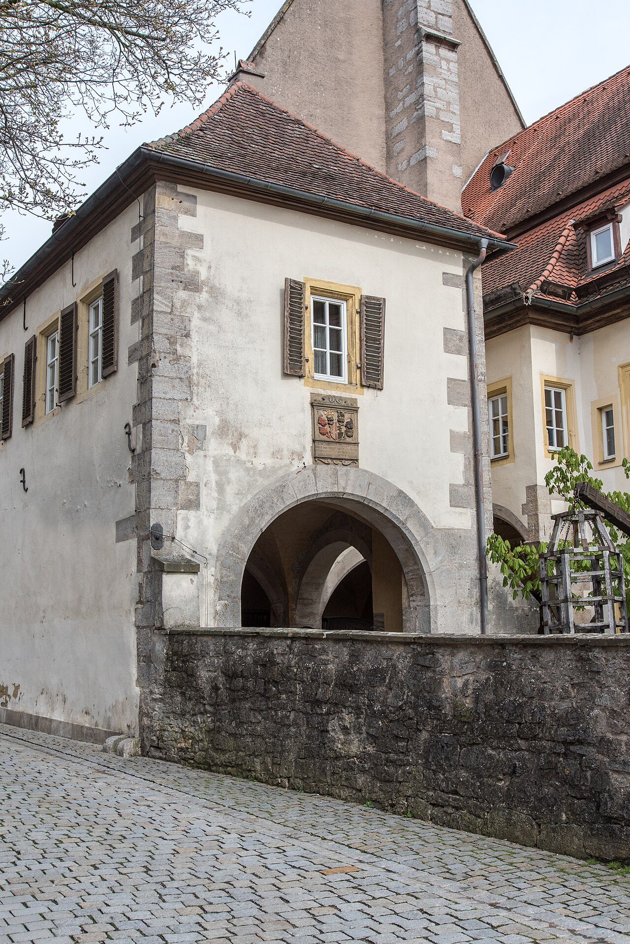 Ehemalige Klostermauer mit Einfahrt