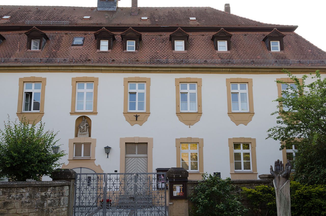 Ehemaliges Schloss der Voite von Salzburg, heute Kloster der Unbeschuhten Karmelitinnen Regina Pacis
